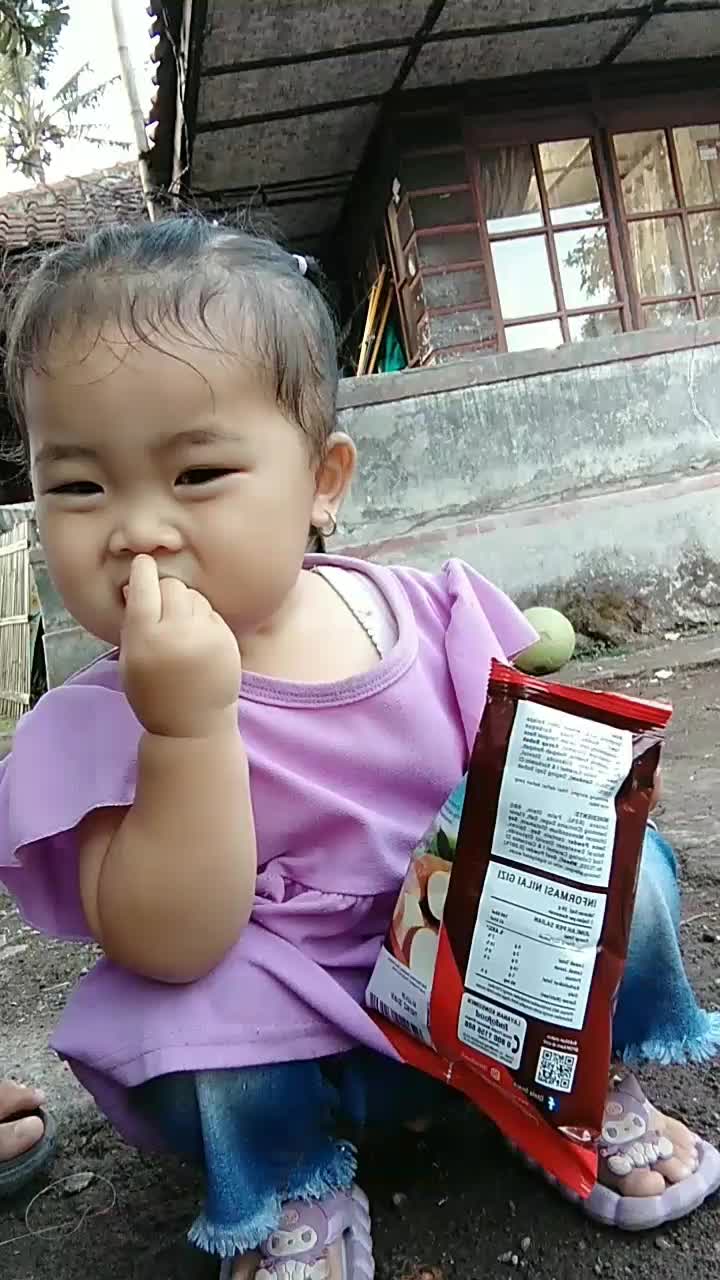 anak kecil bawa cemilan sambil nongkrong 