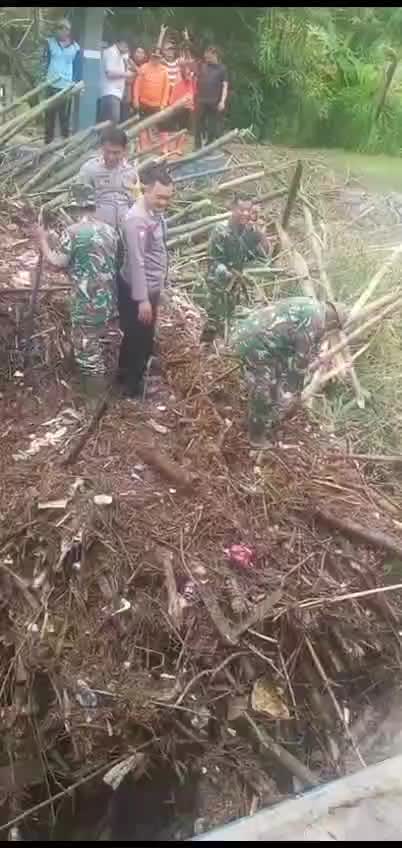 Dam brangkal wetan tersumbat barongan sedang di kondisikan dari pihak" terkait ada dari bpbd kepolisan koramil dan pemerintah setempat
#banj