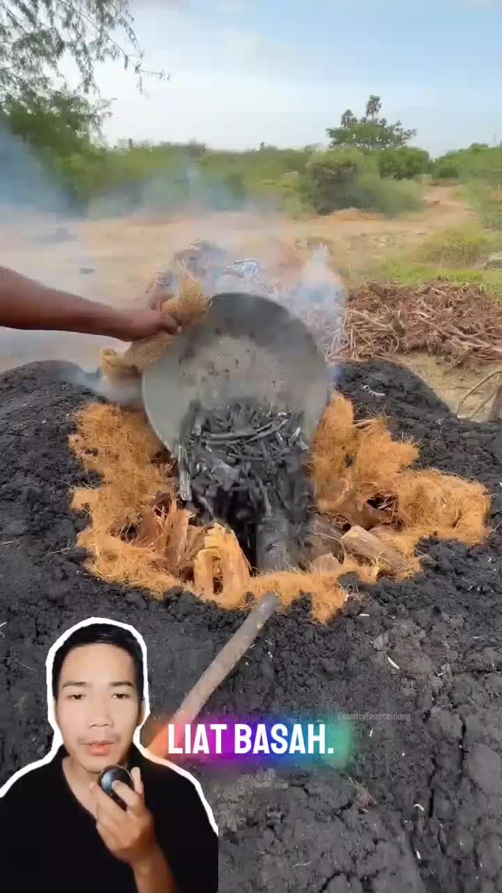 Hanya dari tumpukan ranting pohon..
Jadilah arang hitam kualitas premium #videoreaction #reactionvideo #reels #viral #fyp #trending #shortpl