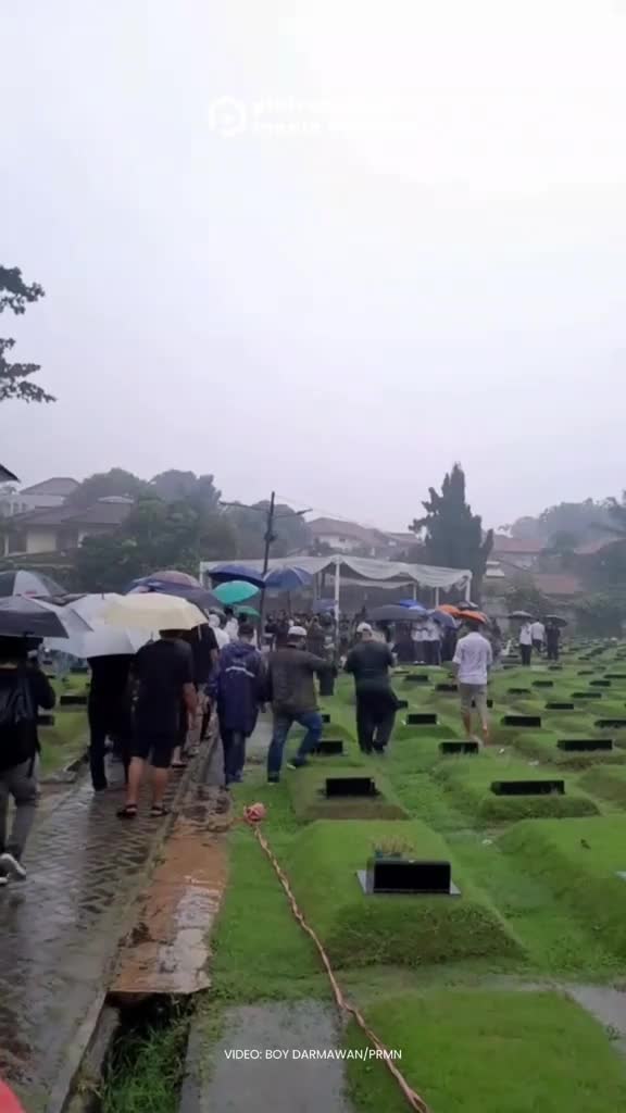 pemakaman suami nazwa sihab #PROSESI PEMAKAMAN DAN MENYOLATKAN JENAZAH SYAIKH MUHAMMAD BIN SHALIH AL UTSAIMIN  RAHIMAHULLAH DI DEPAN KAKBAH 