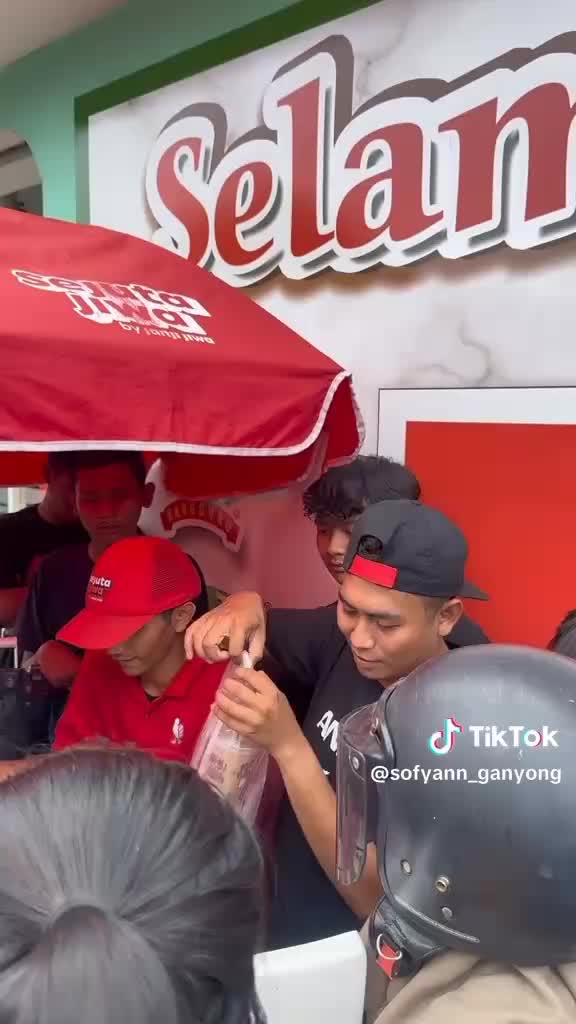 kerja jual es kopi sejuta jiwa supaya bisa membantu orangtuanya tinggal satu laki laki orangtuanya perempuan sudah alhmarhummah tahun 2023 m