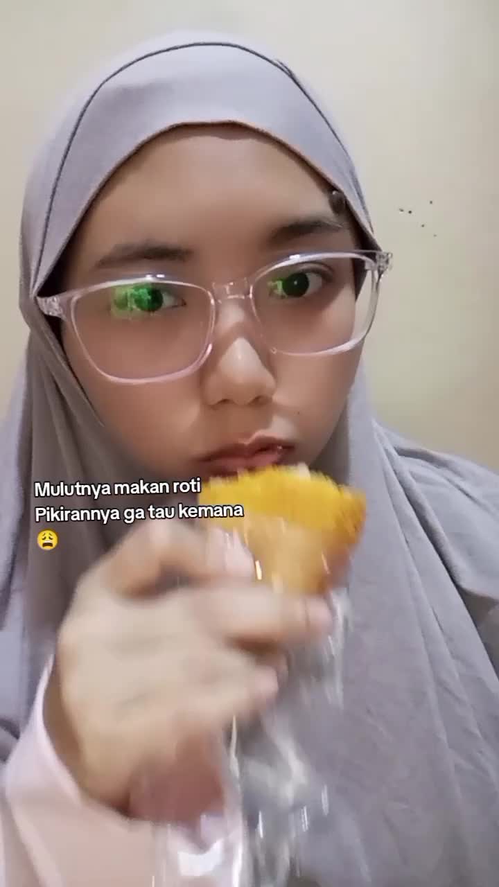 Mulutnya sibuk makan roti,
tapi pikirannya entah nyasar ke mana.