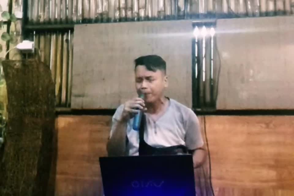 nyanyian di warung kopi😁