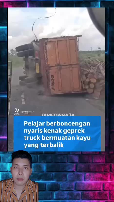 Truk Bermuatan Kayu Terbalik, Bahya Jika Deket - Deket.
 #truk  #terbalik  #bahaya 