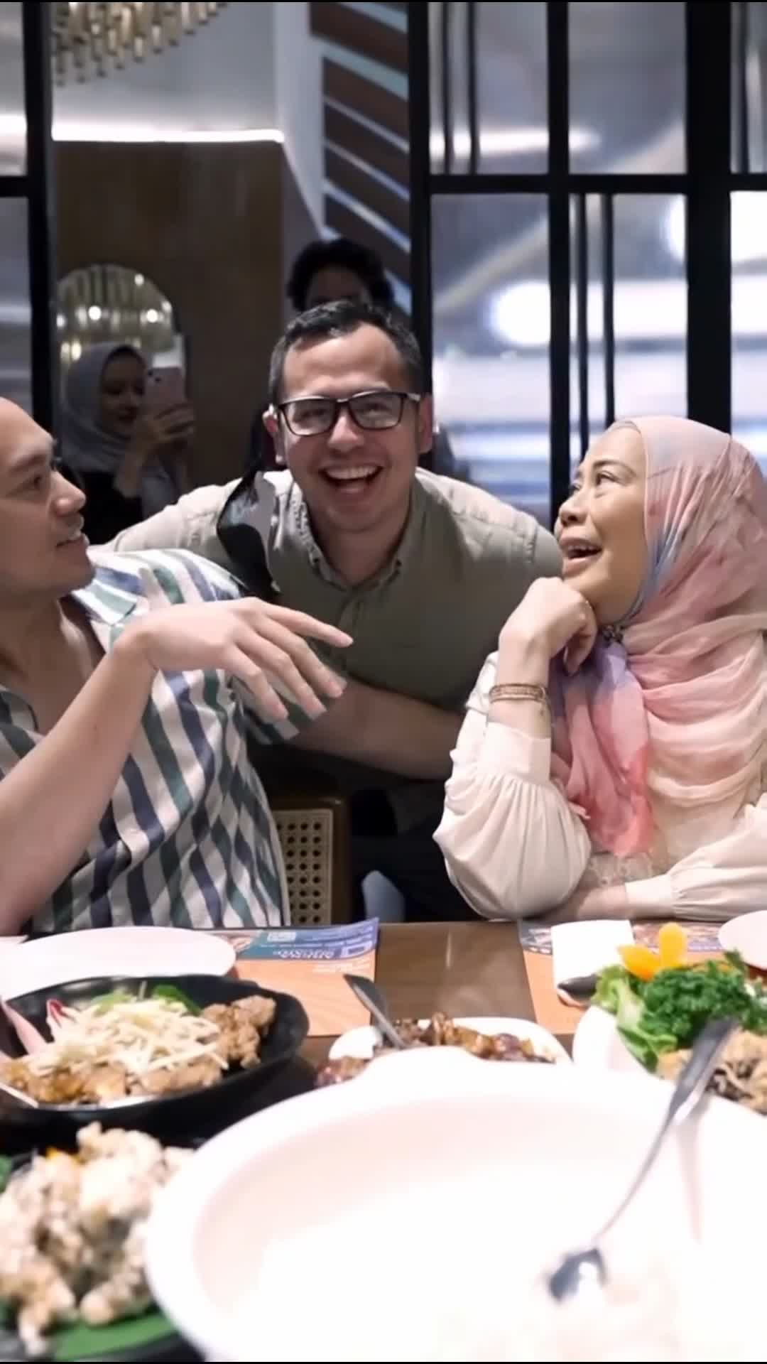 Surya Sahetapy beri kejutan untuk ibu dan kakak tercinta  #artis 