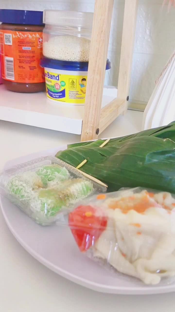 Cemilan pagi hari

#Jajananpasar #klepon #siomay #cemilan 