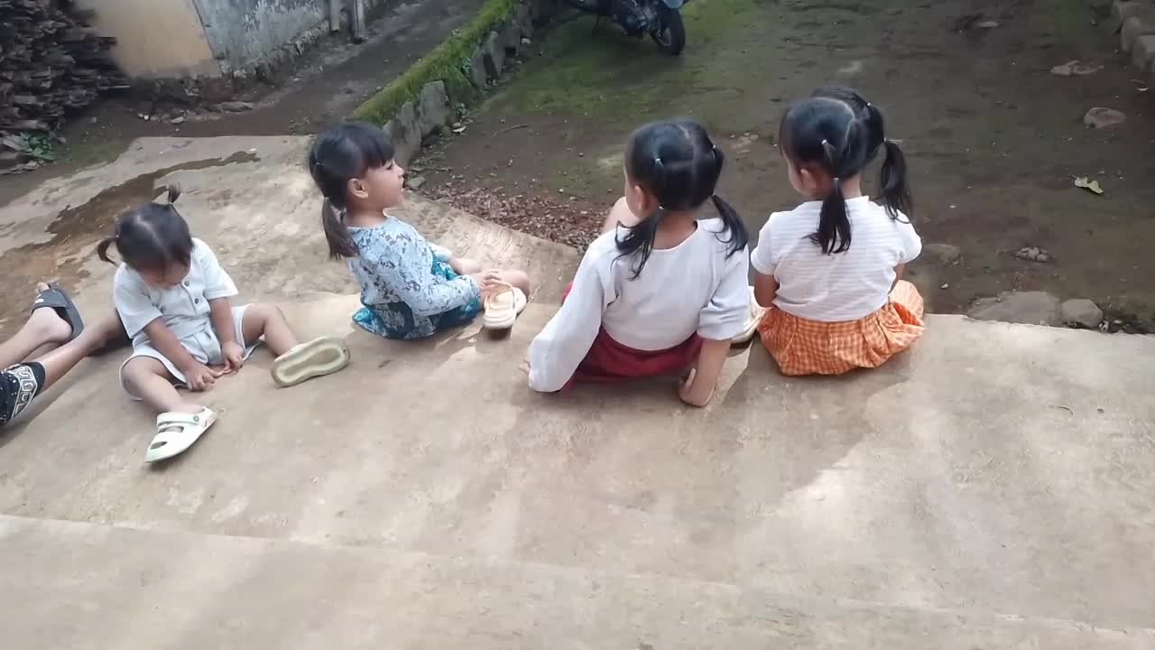 kira kira lagi ngomongin apa ya guys mereka???
#ada yang sama?? yuk kumpul... 
#Temansejati 
#anakhebat 