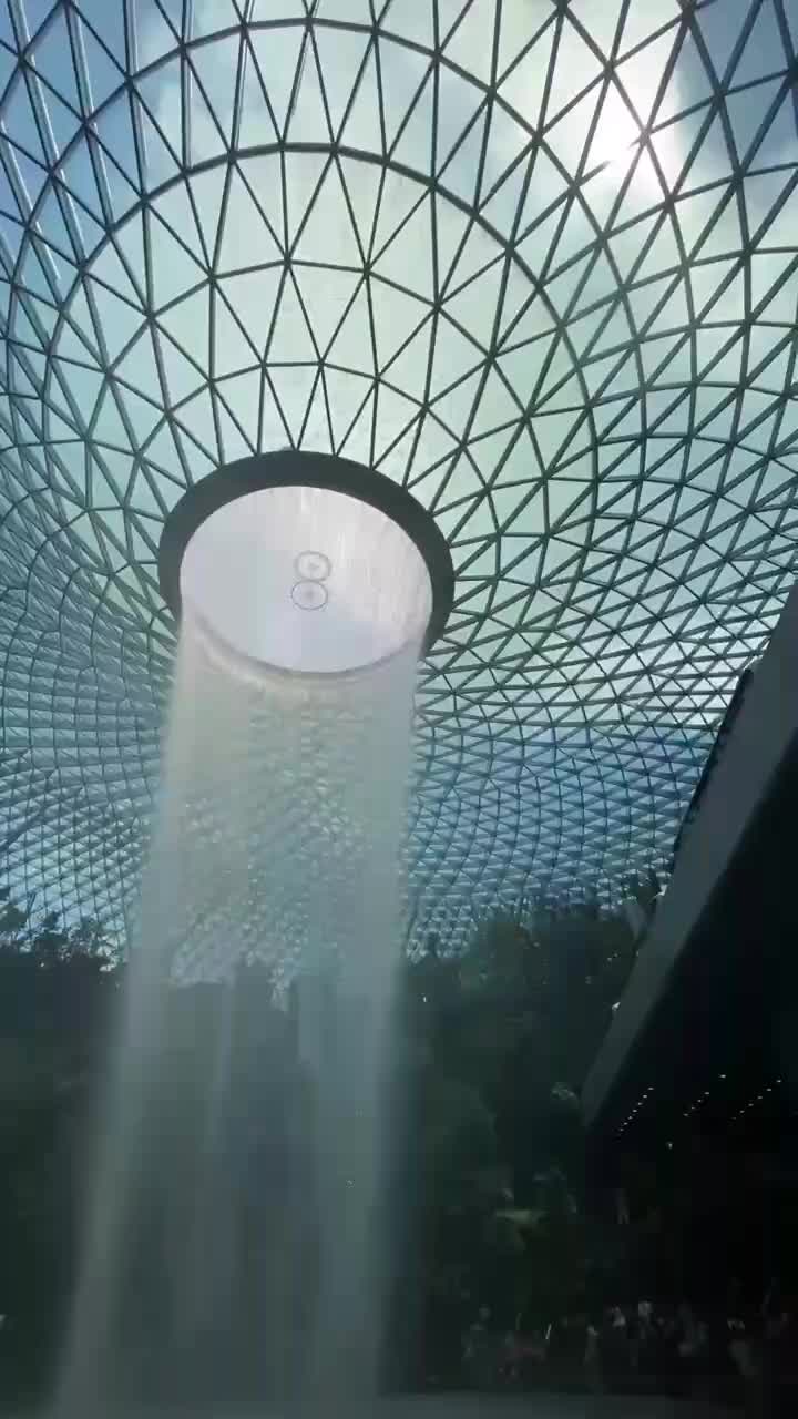 Air mancur yang berada di Bandara Changi bernama HSBC Rain Vortec,air terjun ini merupakan air terjun indoor tertinggi di dunia
#RCTIPlus #H