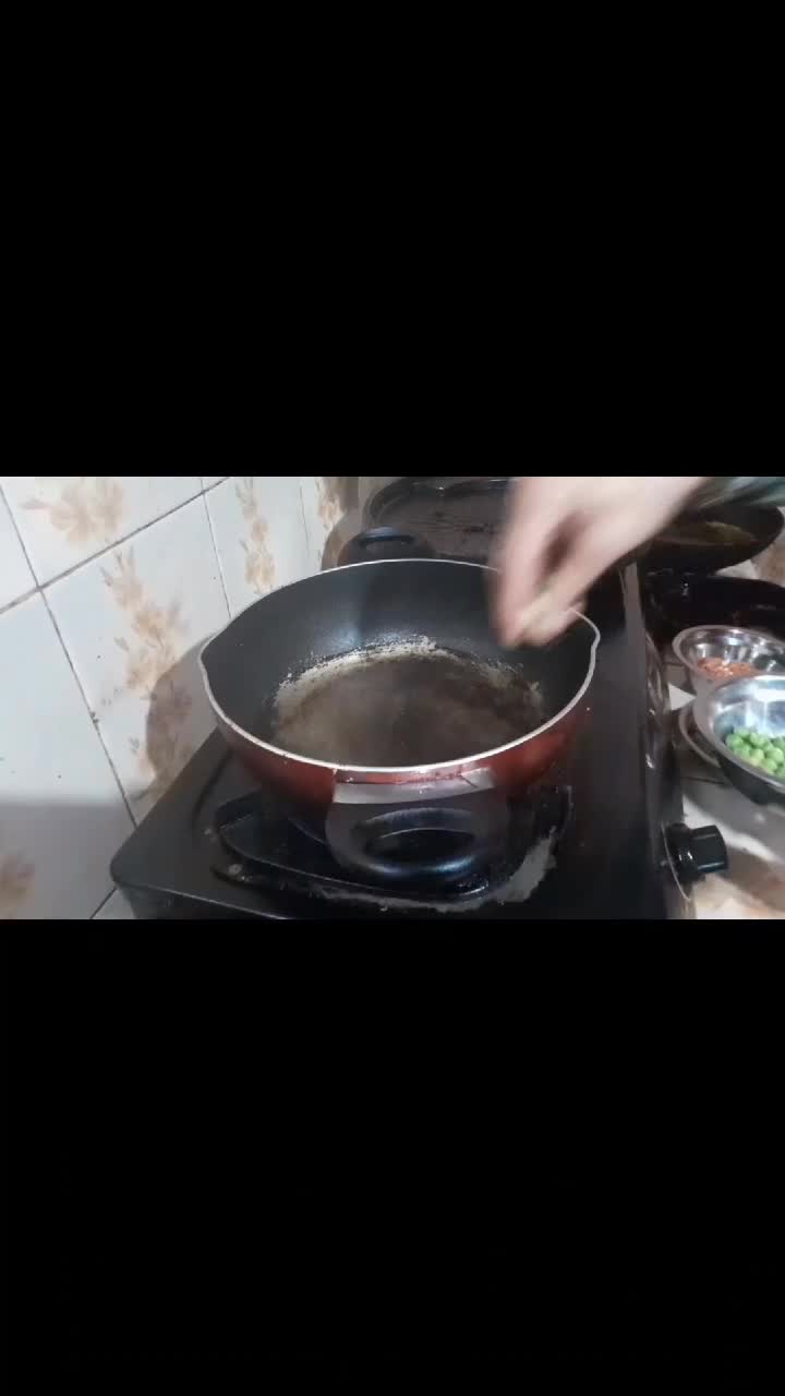 tidak memiliki sertifikat dn sya juga tdk berpendidikan tinggi..hanya tukang masak biasa yg bercita cita menjadi seorang chef kampung🧑‍🍳.