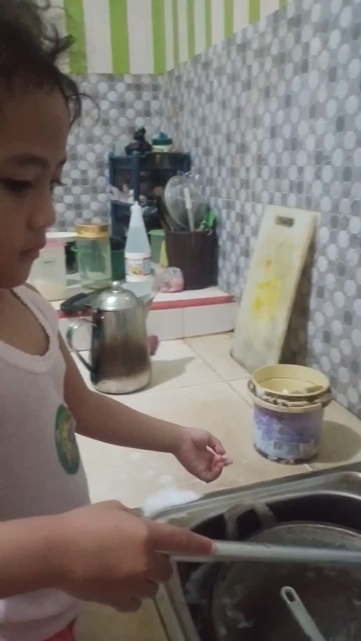 dikirain nangis minta apa.ternyata pengn nyuci piring 
#BocahLucu 
#humorchallenge 
#Viral 