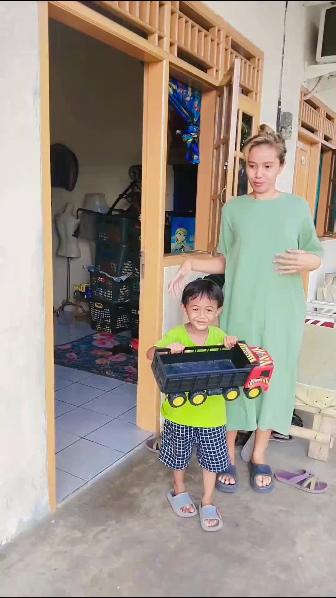 pamer mainan dulu sama anak tetangga 