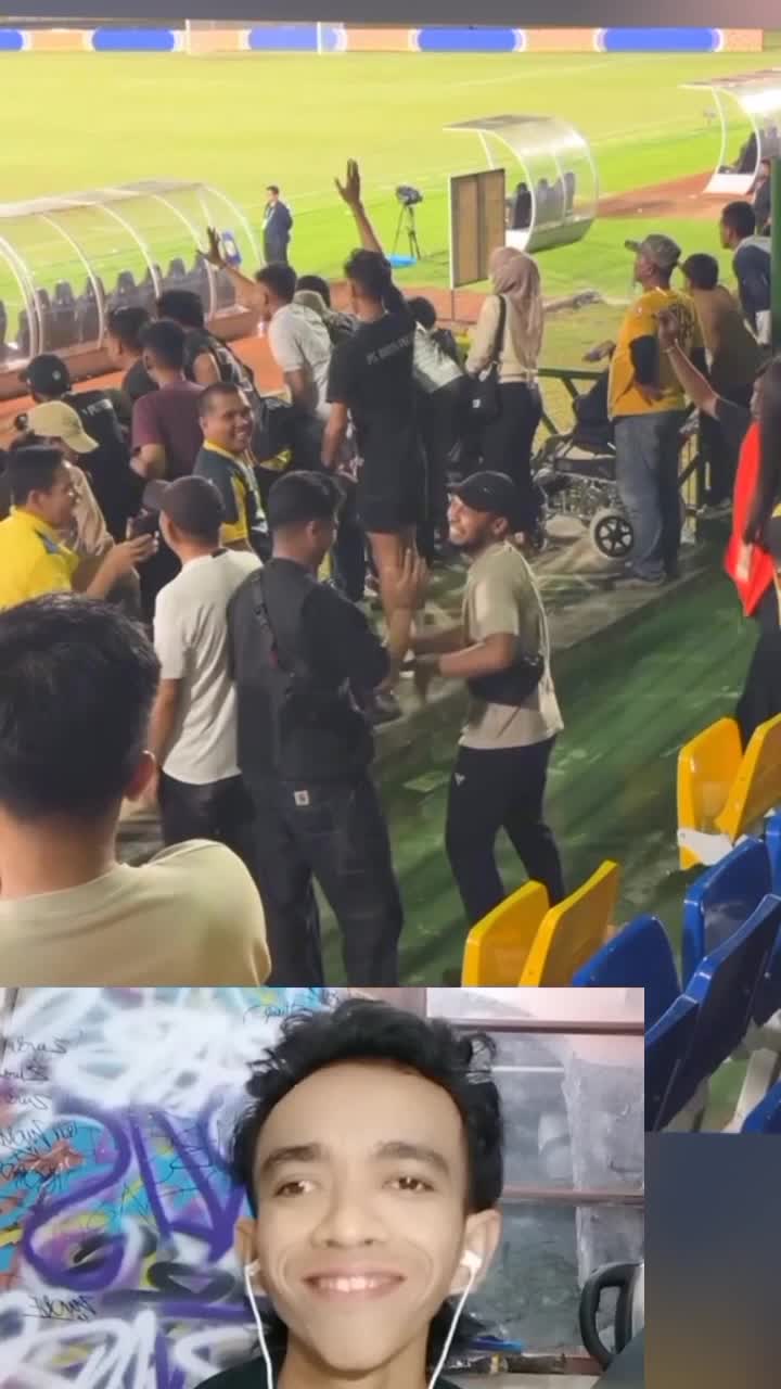 respect.perebutan Jersey
dari kedua orang ini sportif banget
langsung suit di detik itu juga  #reactiont #duett 