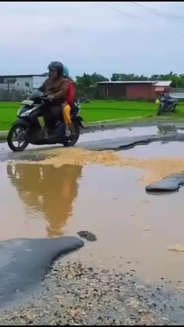 jalan di kmpung ku seperti balongan ikan