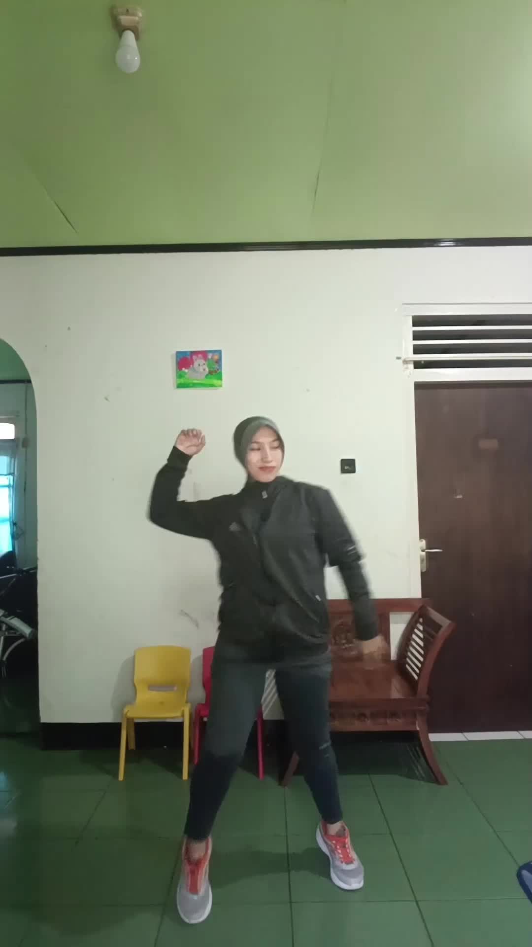 Jangan lupa rutin olahraga ya bestiii #olahraga #dirumahaja #fyp 