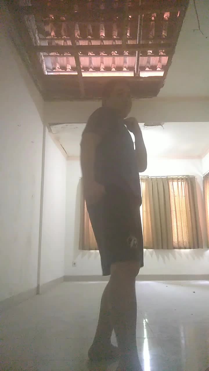 Sedang berantem dengan preman-preman kampung ceritanya. hehehe