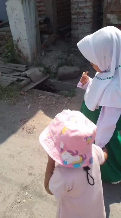 nganter kk yasmin sekolah.
nama kk adek pasti dikit² berantem digandeng ga mau🙁
#kkadik
#anakhebat
#anakTk