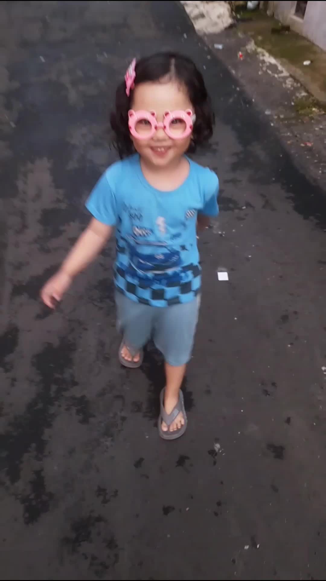 ke warung aja pke kacamata nih bocil bnyak gaya ?