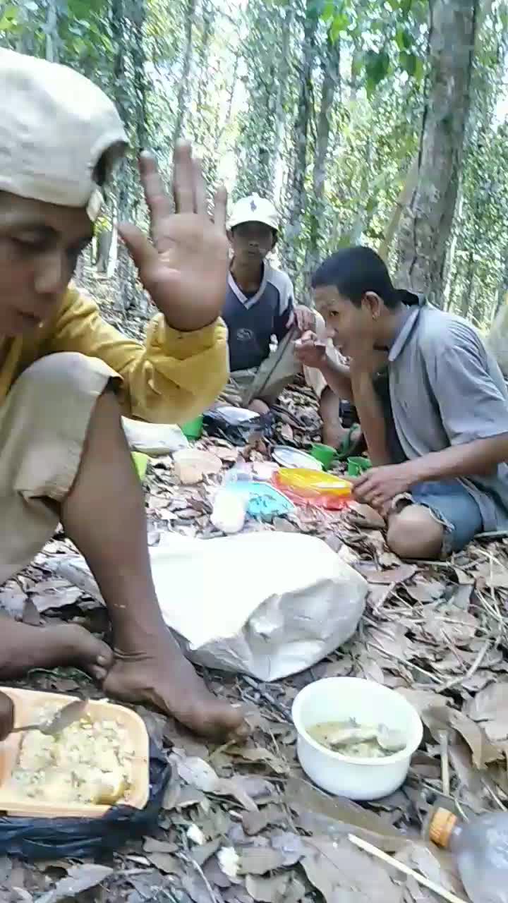 makan bareng teman di alam