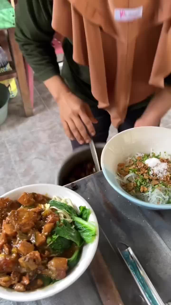 Harga mie ayam 1 mangkuk 10 ribu bolo, di tempat kalian berapa
