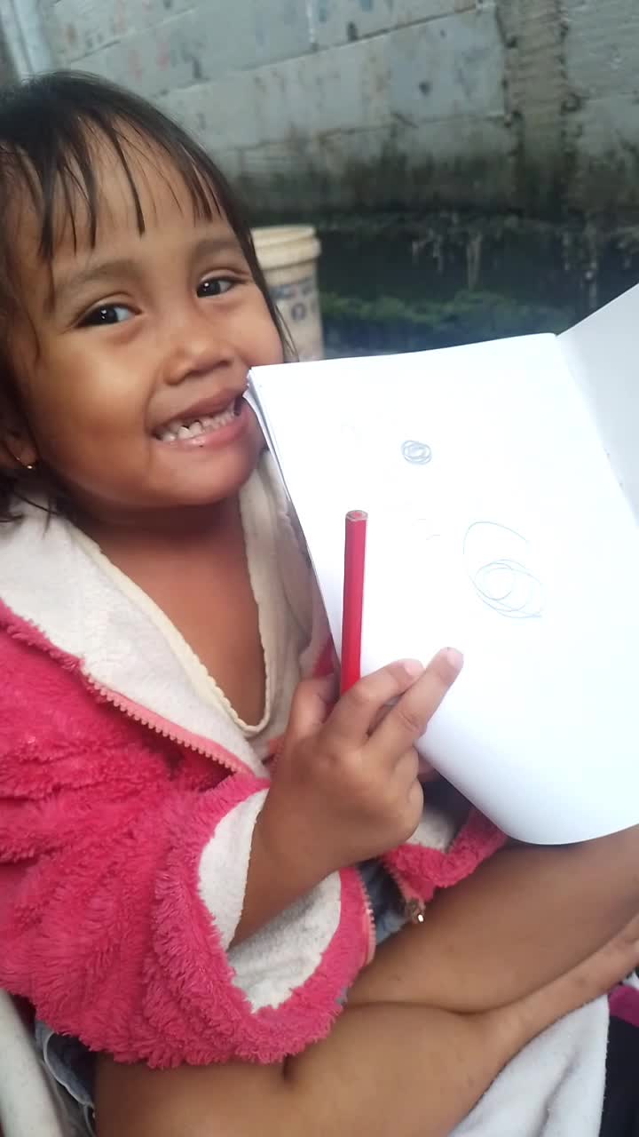 kayla lagi belajar ini guys.
karna mau sekolah jadi harus pinter pegang pensil😃😃😀.
lemesin dulu guya🥰
#MasyaAllah tabarokallah 😍 
#anaksekol