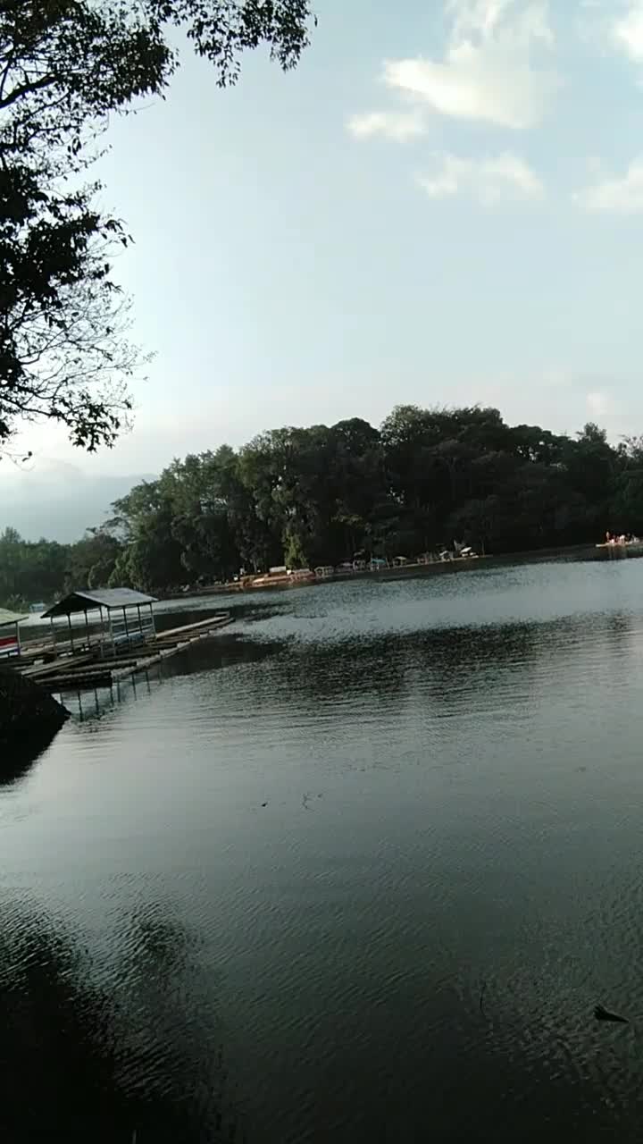 yang mau liburan ke sini aja, situ Cangkuang 