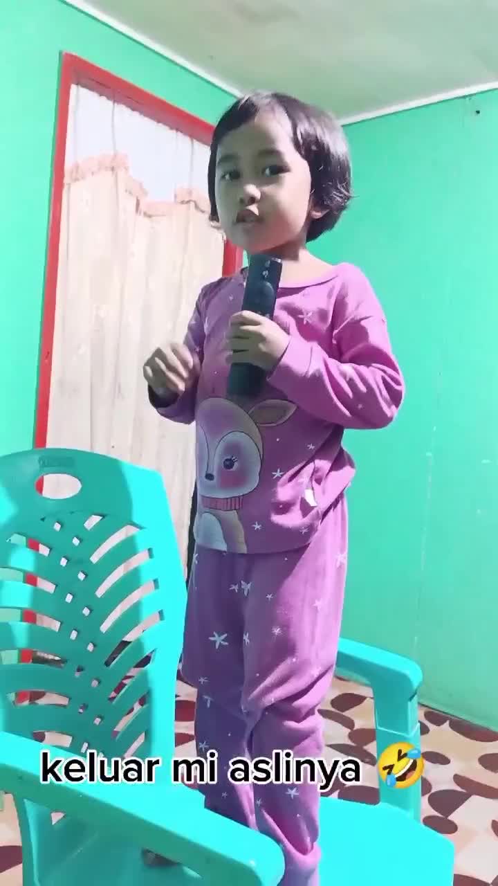 anak kecil lagi nyanyi