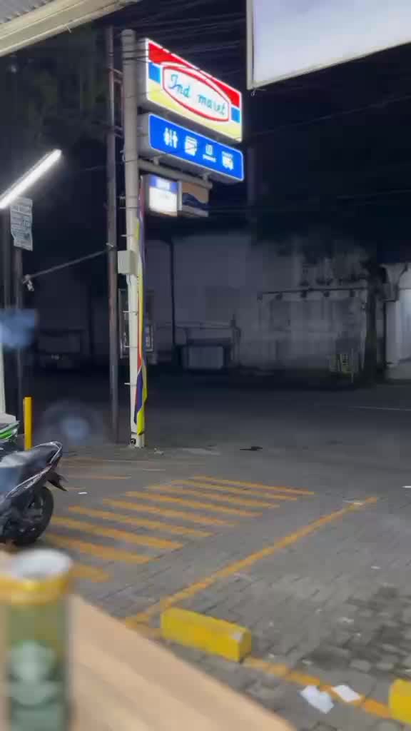 menikmati keindahan malam hari 