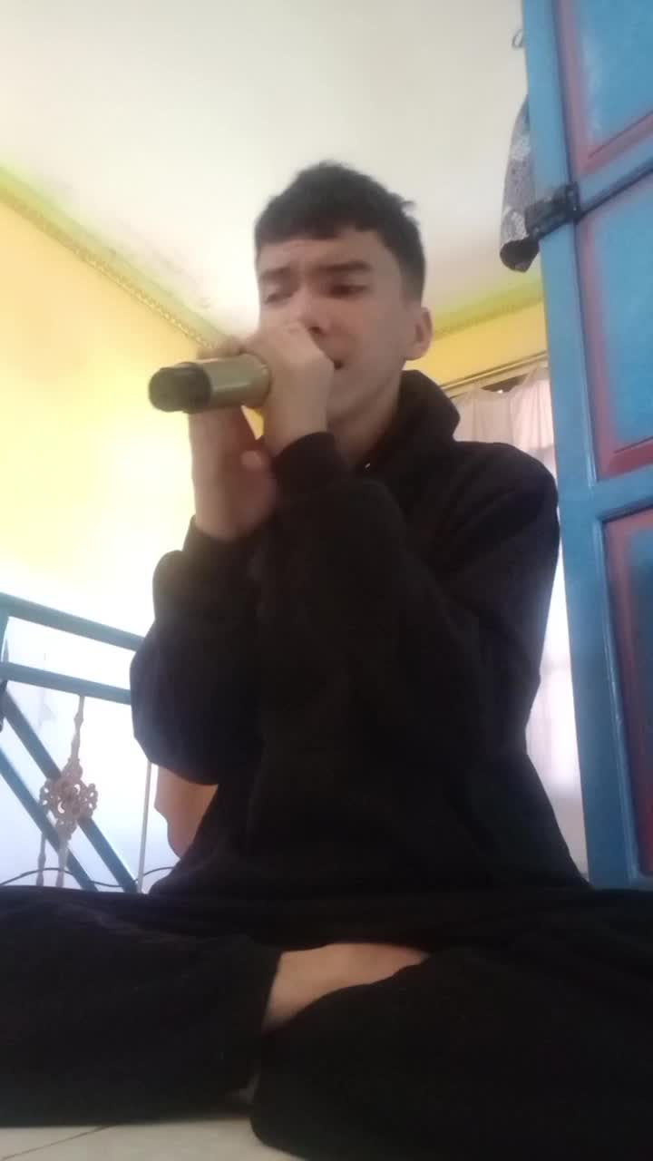 perkenalkan nama saya moch rafirizkianugrah asal kota saya garutjawabarat umur saya 20 tahun   sekarang saya menempuh pendidikan bahasa indo
