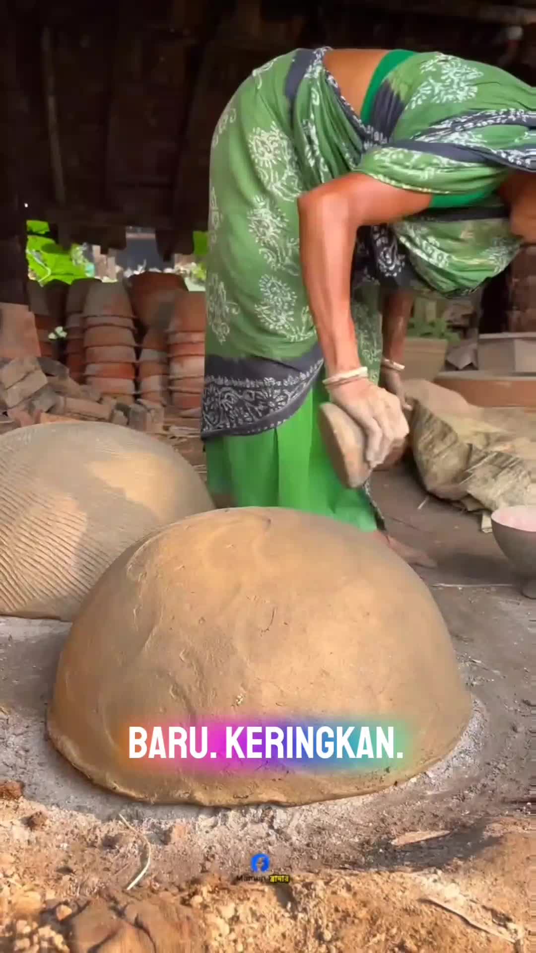 Hanya dari tanah liat kering..
Jadilah kalo atau bejana jumbo yang indah 