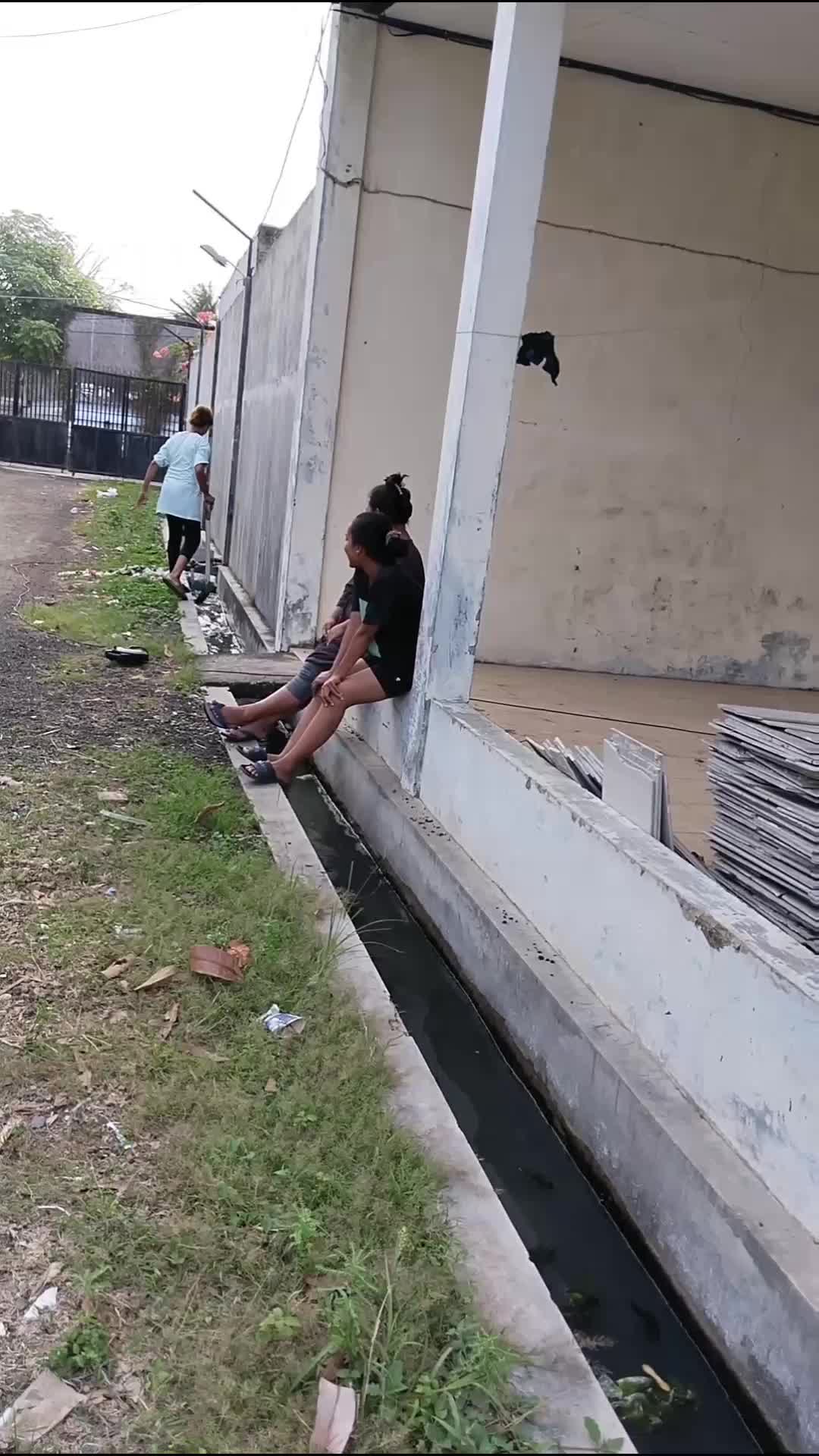 ketika emak_emak kerja bakti yang ngerumpi sibuk ngerumpi yang kerja sibuk kerja. 