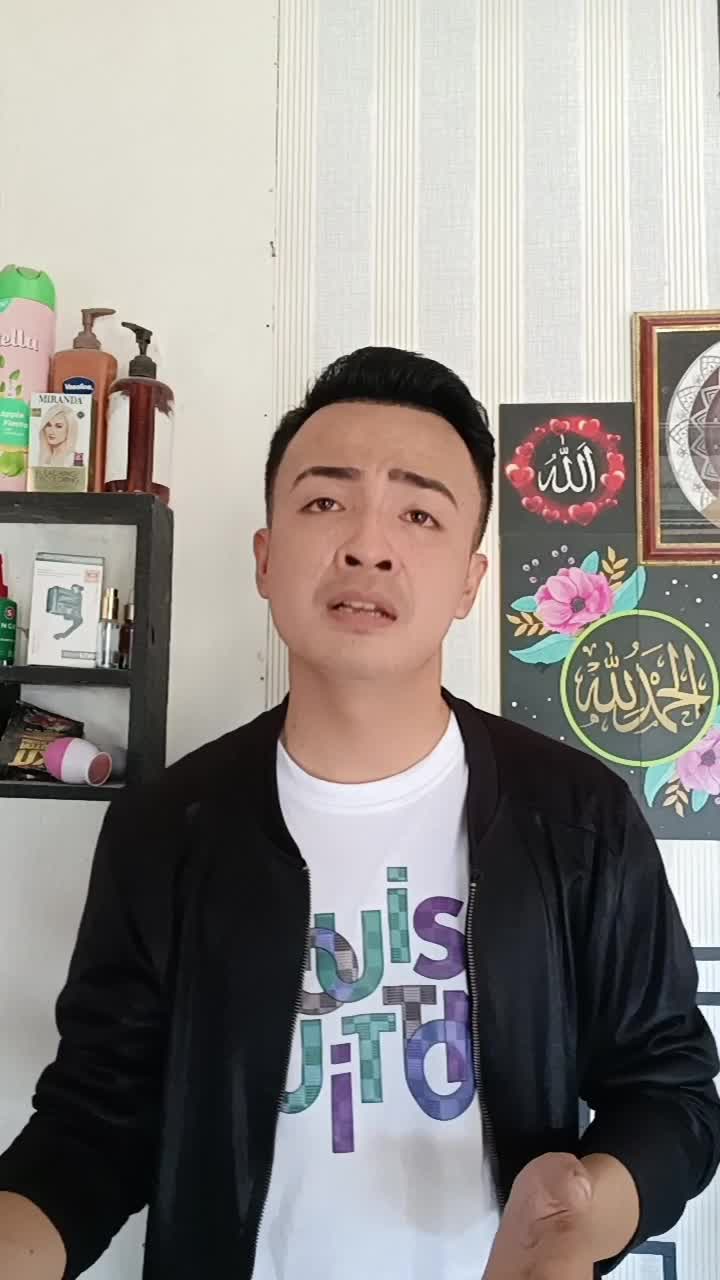 assalamualaikum wr.wb,
bismillahirrahmanirrahim 
salam hormat dewan juri semua,
perkenalkan nama saya :Yogita refandora
umur: 31 tahun 
asal