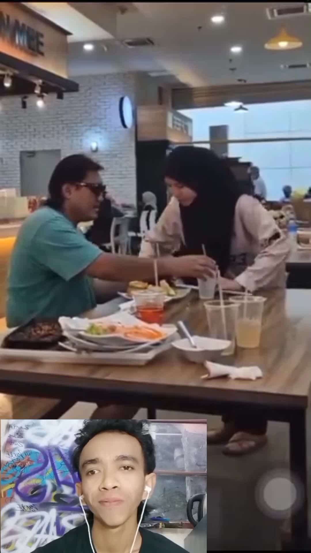 setelah bantu pria tuna netra untuk minum, air mata kakak ini tak bisa terbendung 😍😍😍 #reactiont 