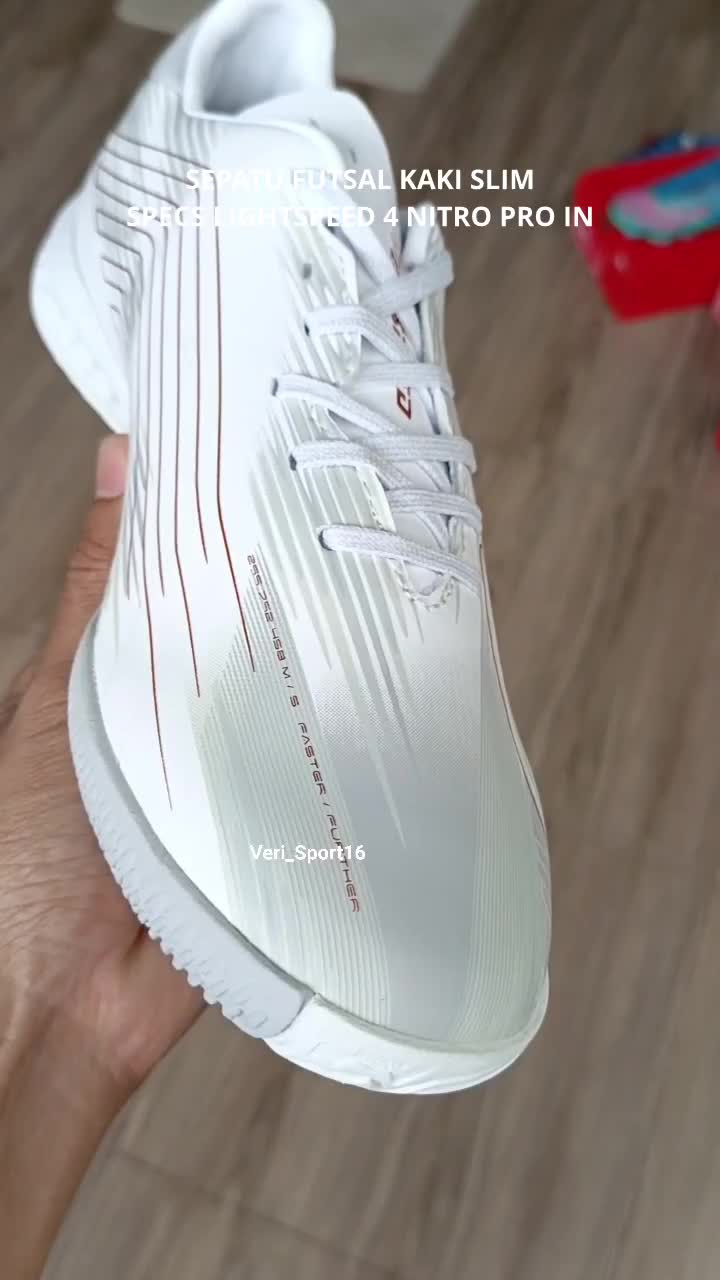 SEPATU FUTSAL KAKI SLIM.
SPECS LIGHTSPEED 4 NITRO PRO IN. 
Rp.599.800 DISKON JADI Rp.325.000

VERI SPORT ORIGINAL GAK HARUS MAHAL.
ORDER KLI
