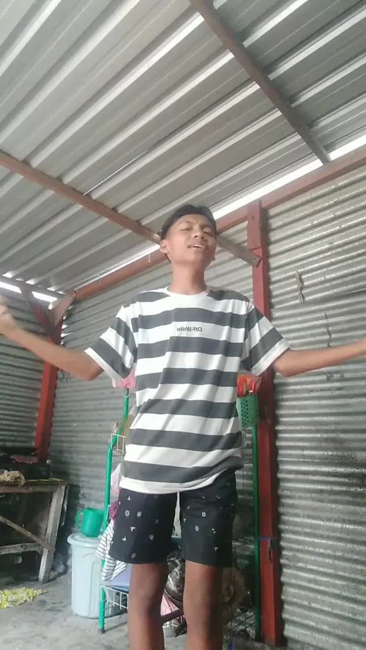 Halo semuanya perkenalkan nama saya Alviano Muhammad Marsel umur 15