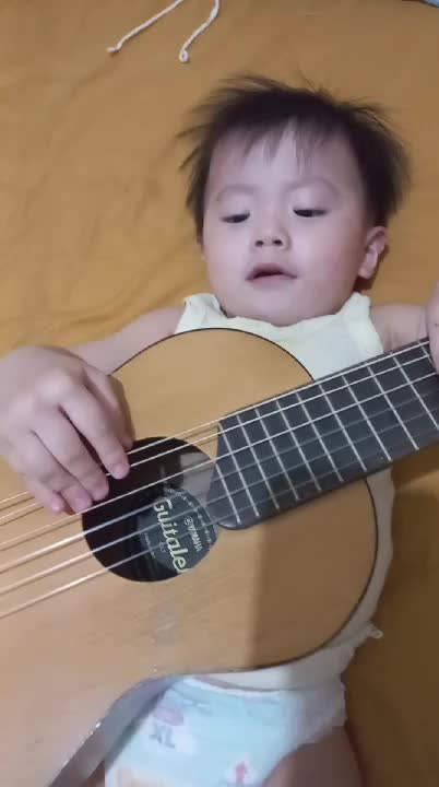 Bebe main gitar #bayimaingitar #rctimencaribakat #coverlaguanak 