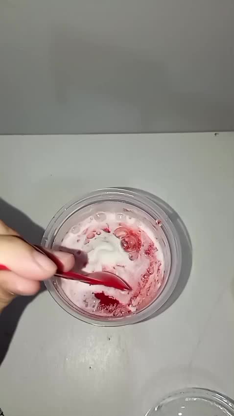 Es Krim meleleh perlahan, seperti rindu yang tak bisa ditahan. 