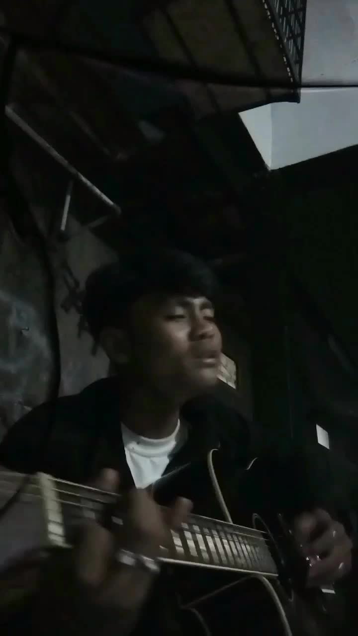 IDOL_XIV saya RAKHA 16tahun saya dari BANDUNG dan disini saya bawakan lagu Glenn Fredly JANUARI  #INDONESIANIDOL 