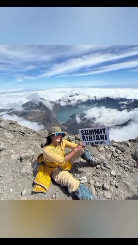 Atiek CB naik gunung Rinjani  #artisnaikgunung  #atiekcb 