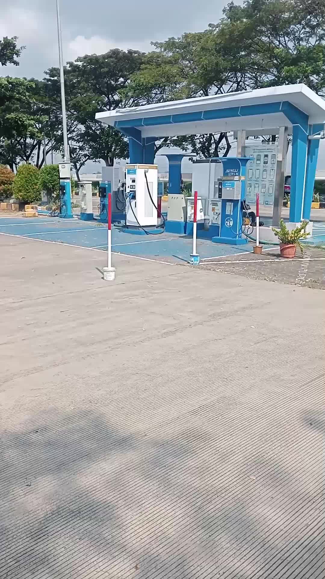 pengisian mobil listrik di KM 228A tol Pejagan 