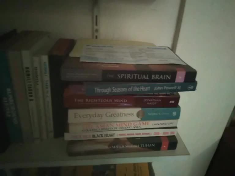 Kumpulan buku di rumah ada di beberapa rak dan lemari buku koleksinya bokap gue kadang saya baca beberapa buat iseng. 😄