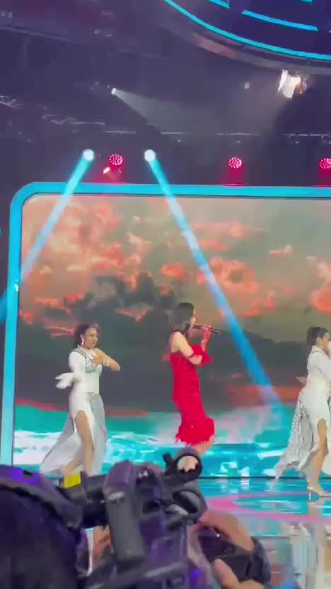 alhmdulillah terima kasih semuanya yg udah dukung alesha akhirnya lolos 6 besar, terima ksh semuanya???