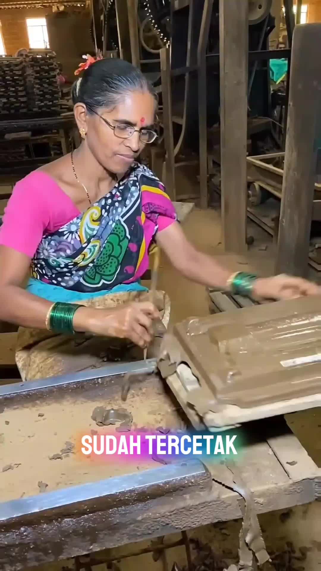 Hanya dari tanah liat.. 
jadilah genteng rumah berkualitas premium  #shorts  #shortplus 