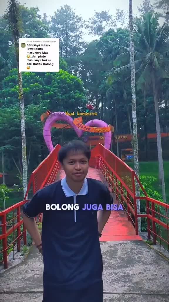 Aku lihatin nih ajaib pintu badak bolong bisa sampe ke taman kyai langgeng magelang. udah kaya pintu doraemon ya guys