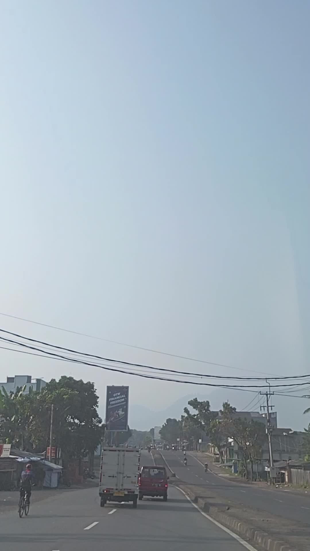 Dalam setiap perjalanan, aku belajar… bahwa langkah pelan pun tetap membawaku maju. 