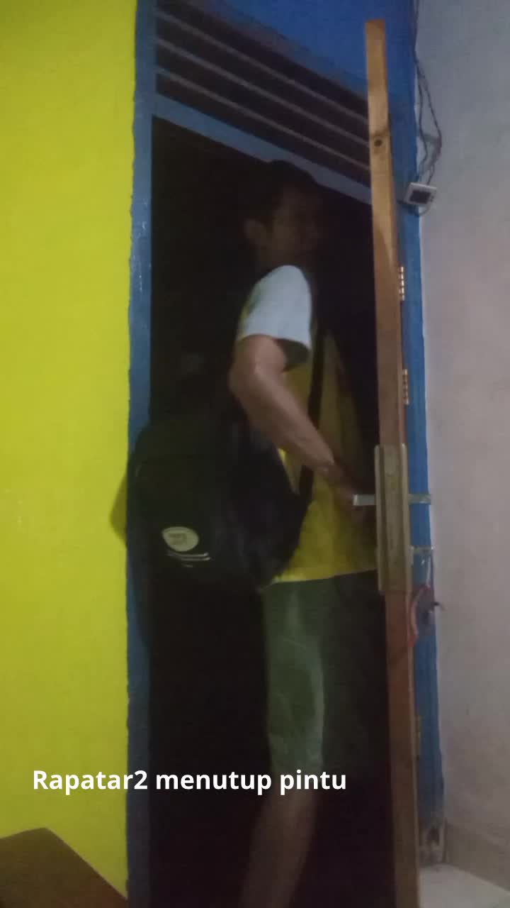 Rapatar menutup pintu
