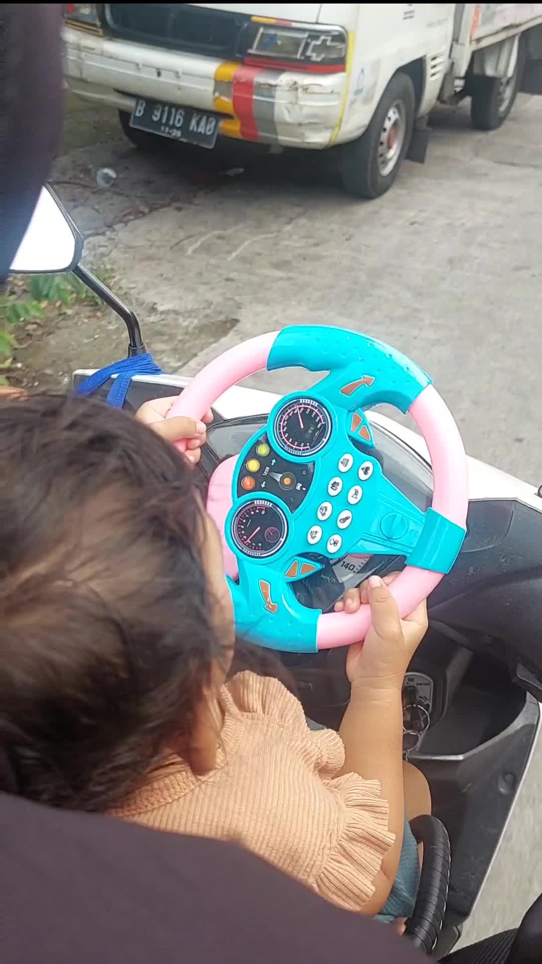 ini namanya nyetir mobil apa motor ya?