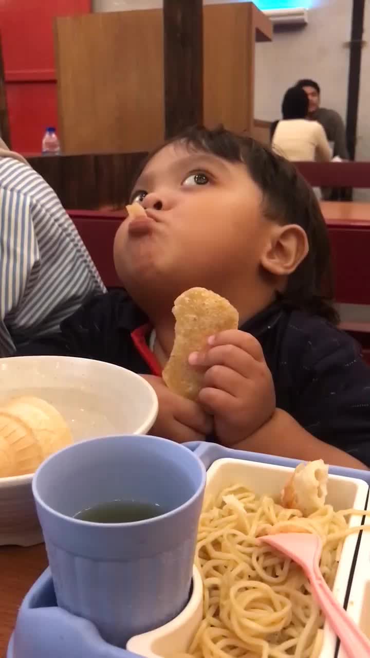 gaya anak kecil makan 🤭 allahumabaarik 