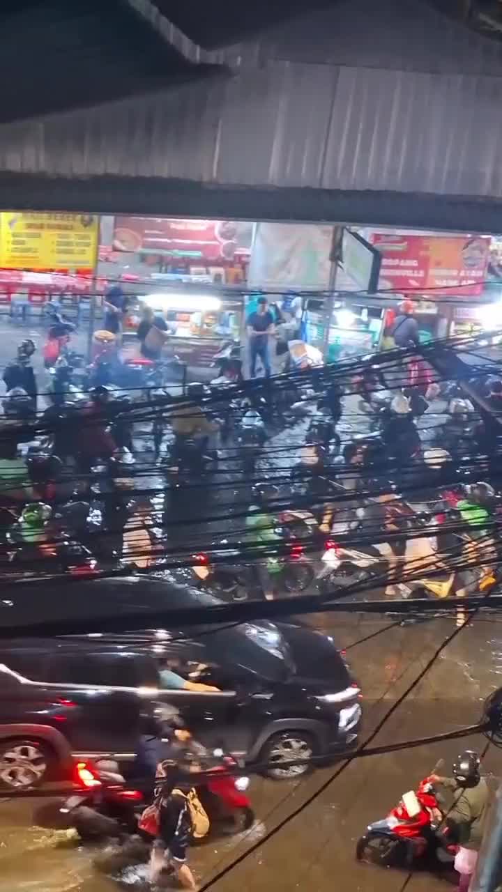 info terkini banjir yang melanda daerah tanjung duren barat, kebon jeruk, jakarta barat hingga mengalami kemacetan.

hingga saat ini pukul 0