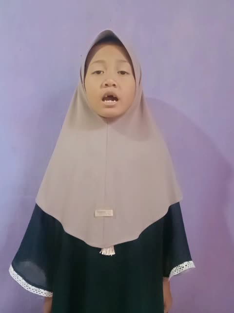 ASSALAMUALAIKUM PERKENALKAN SAYA RIZKIA SAPUTRI MAULIDA, USIA 7TAHUN ASAL DARI BOGOR ,DENGAN HAFALAN 4JUZ 