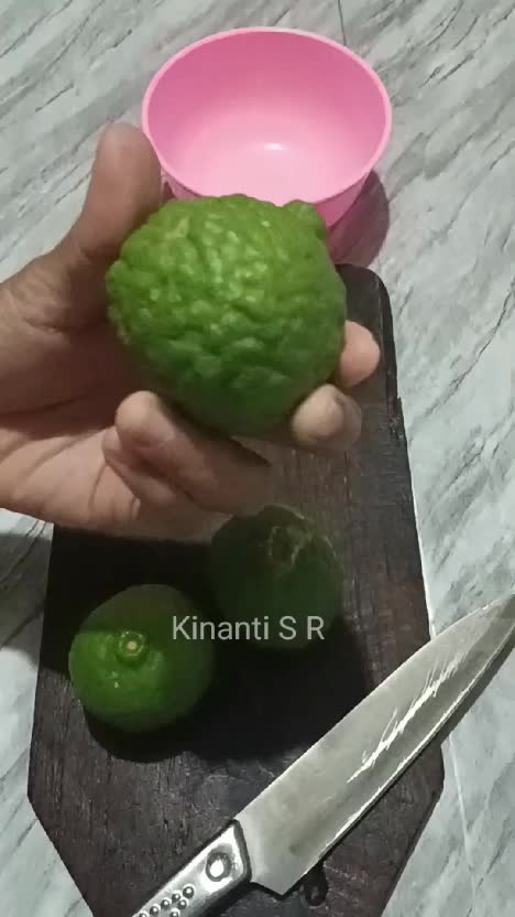 Tips memeras jeruk purut agar keluar banyak airnya #shortplus #tips #jerukpurut #Berkebun 